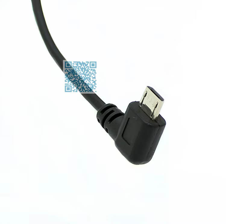 Detalle del conector Micro USB y resorte enrollado
