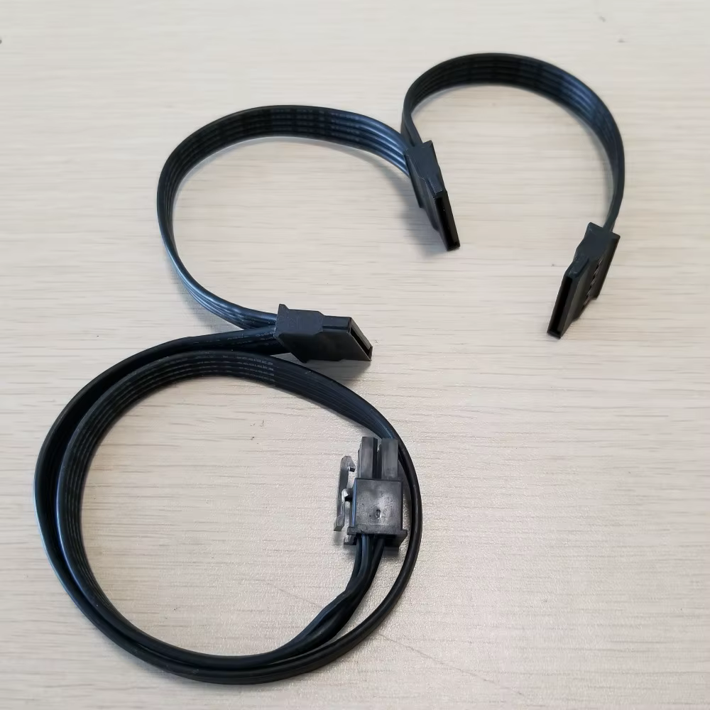 Detalle de los tres conectores SATA hembra