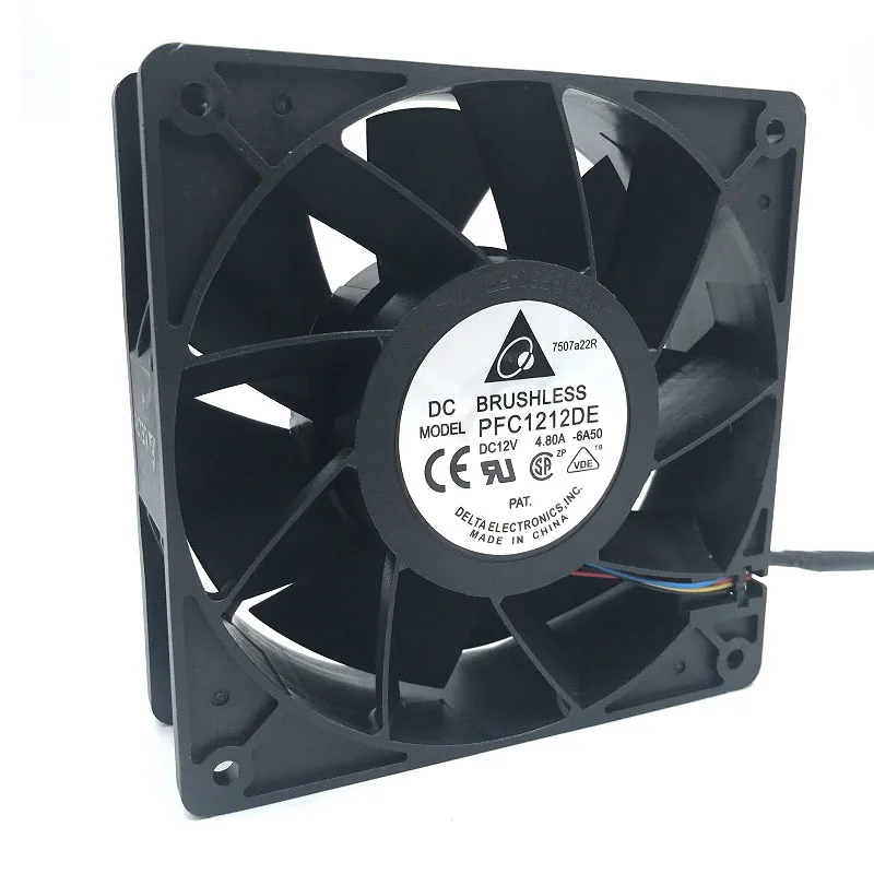 Vista frontal del ventilador Delta PFC1212DE mostrando las aspas y el marco