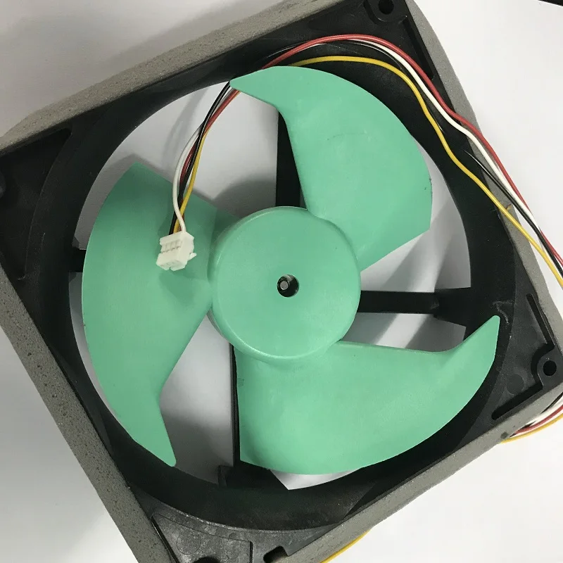 Ventilador instalado en una placa base mostrando su compatibilidad con conectores de 4 pines
