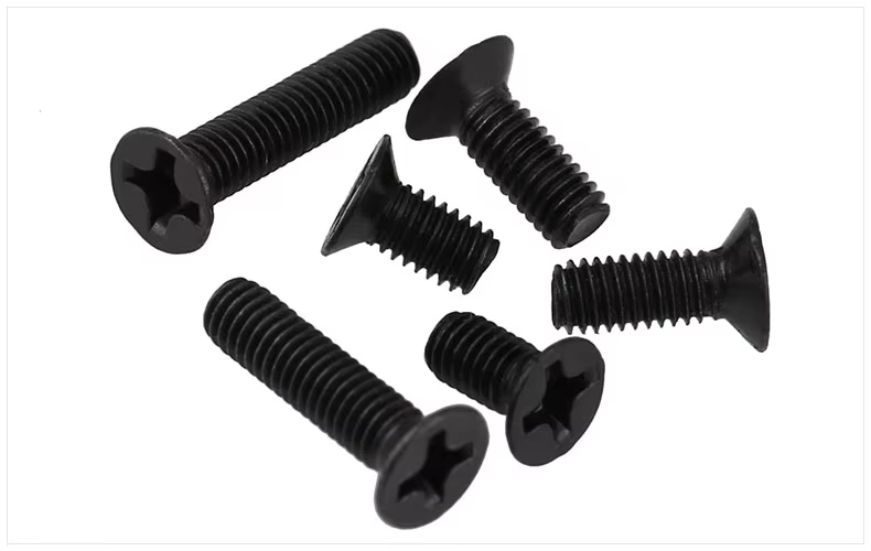Tornillos cabeza avellanada negros distribuidos en bandeja