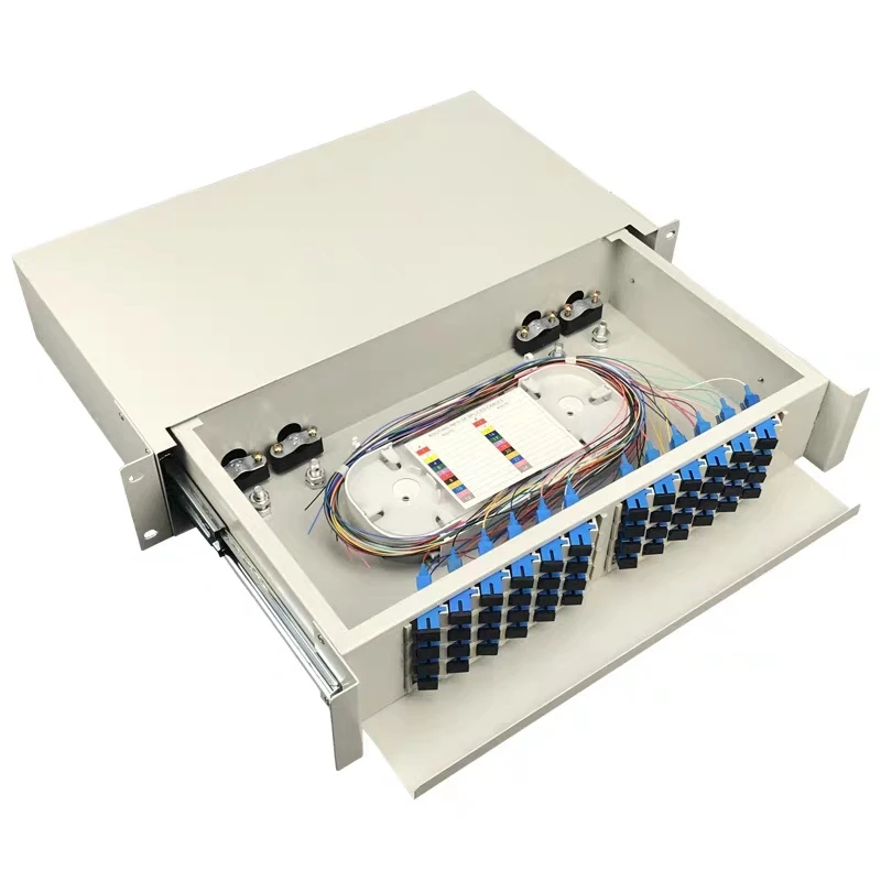 Panel de fibra óptica instalado en rack