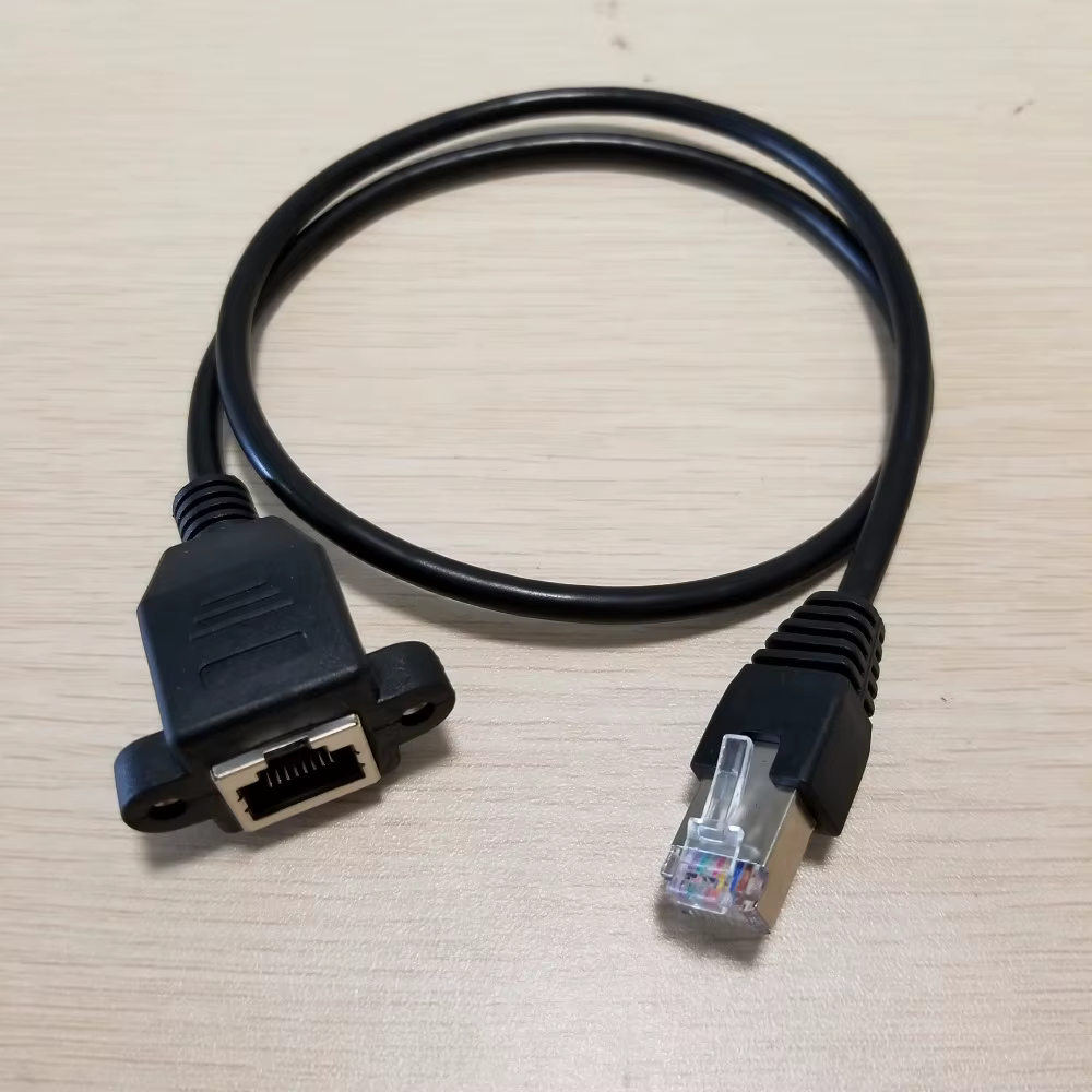 Instalación del cable en panel de rack con tornillos de fijación