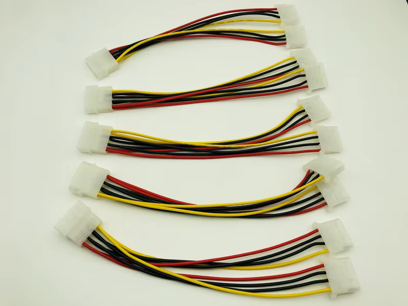 Conector Molex macho de 4 pines conectado
