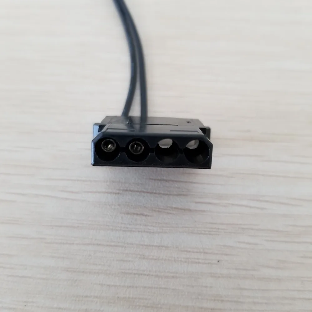 Instalación del adaptador en un ventilador de PC