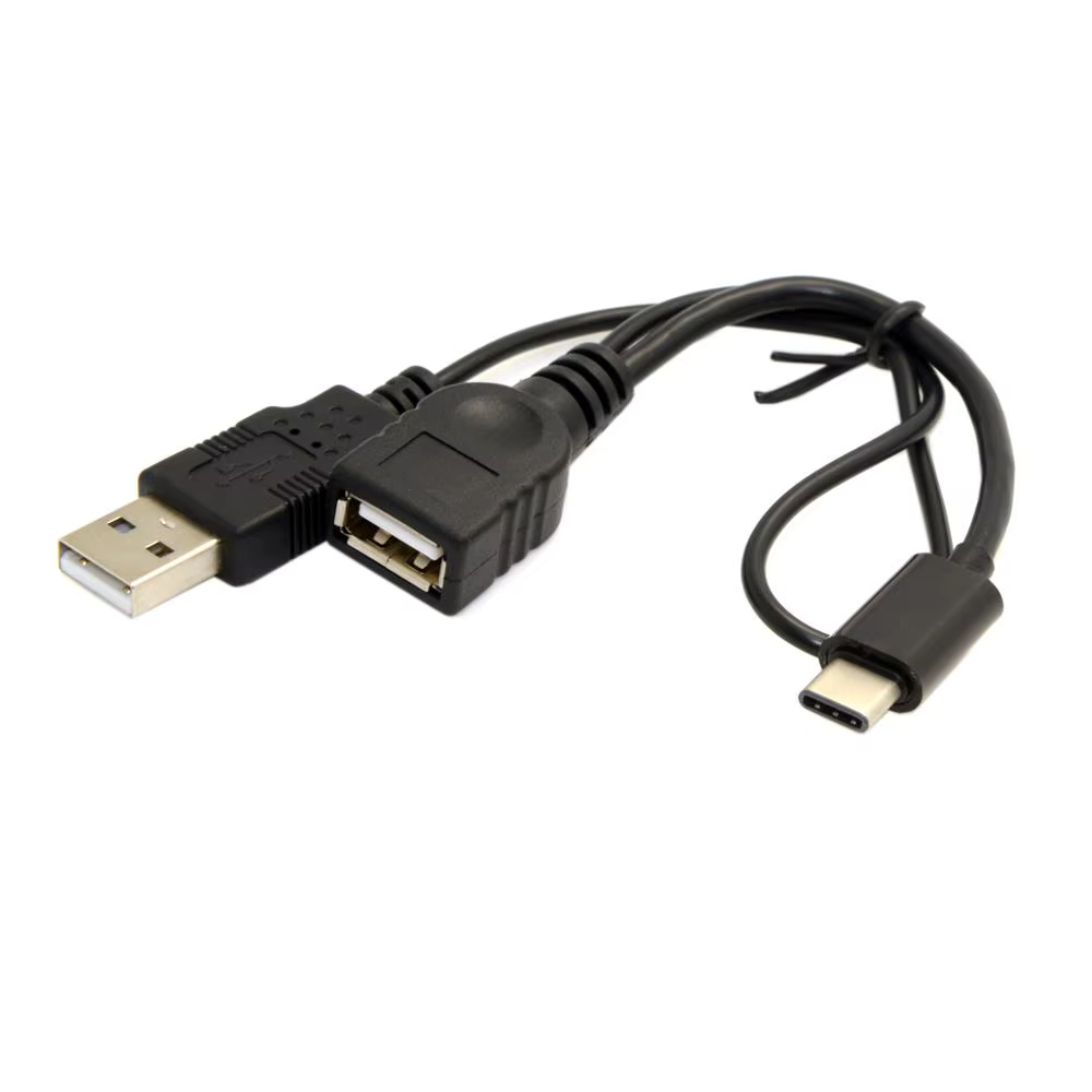 Detalle del conector USB‑C hembra y cable de alimentación