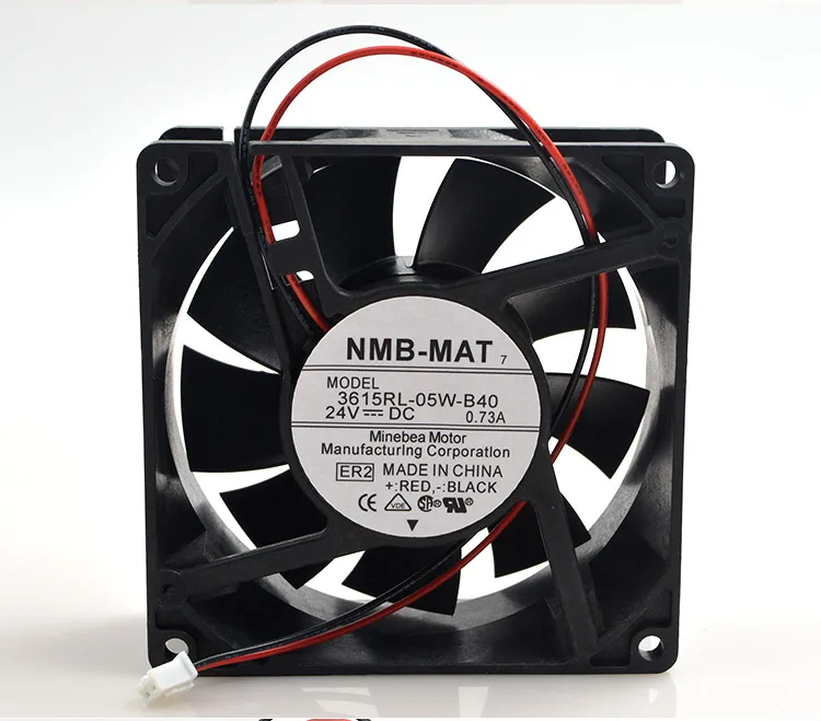 Detalle del conector y etiqueta de especificaciones del ventilador