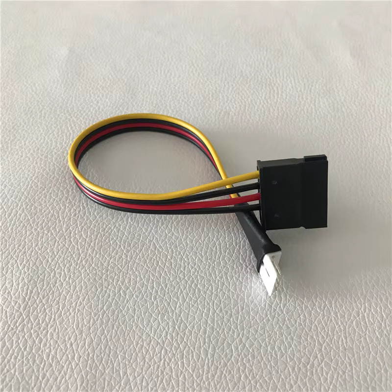Vista frontal del adaptador 4‑pin FDD a 15‑pin SATA