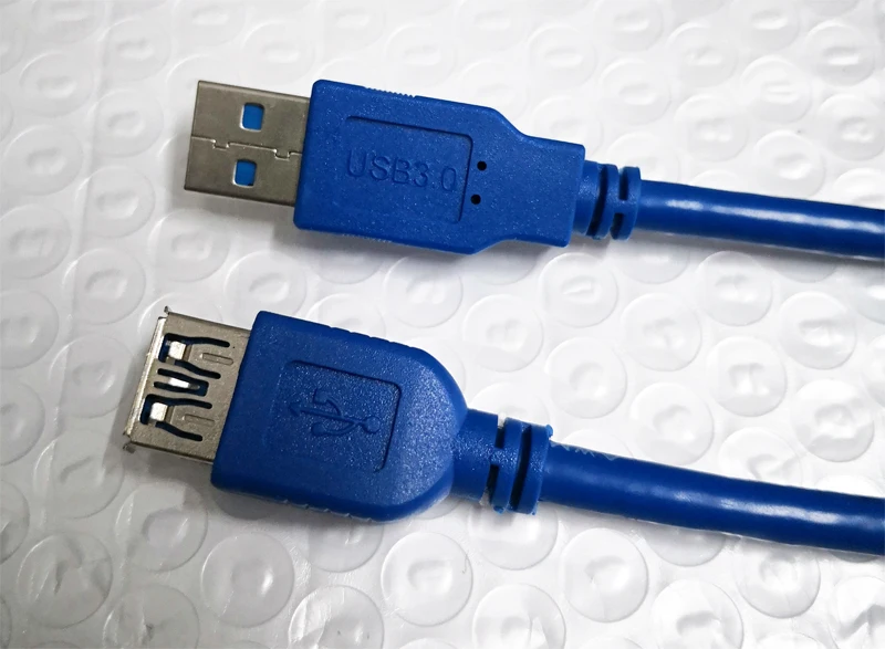 Detalle del conector USB para brazo de monitor