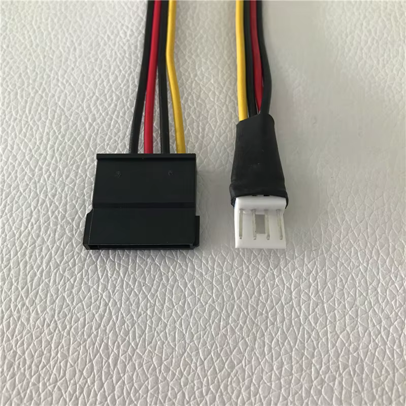 Detalle del conector FDD macho de 4 pines