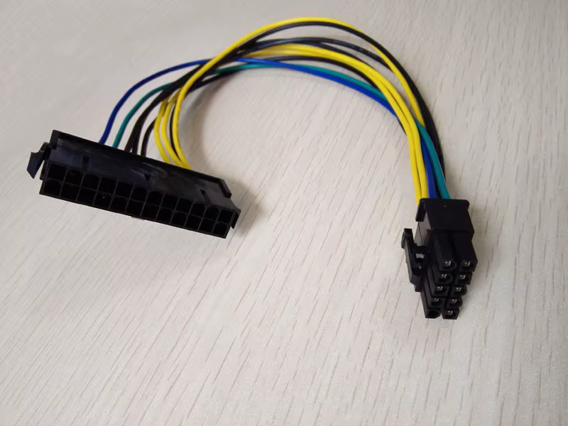 Detalle del conecto hembra de 24 pines y macho de 10 pines del adaptador