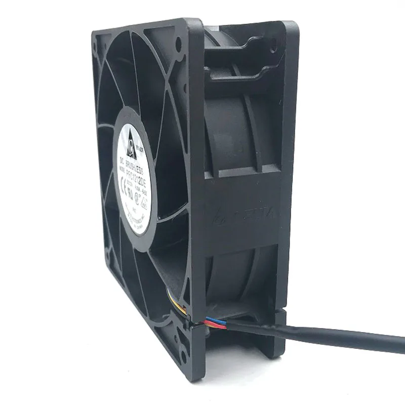 Detalle del conector PWM de 4 pines y la etiqueta del modelo
