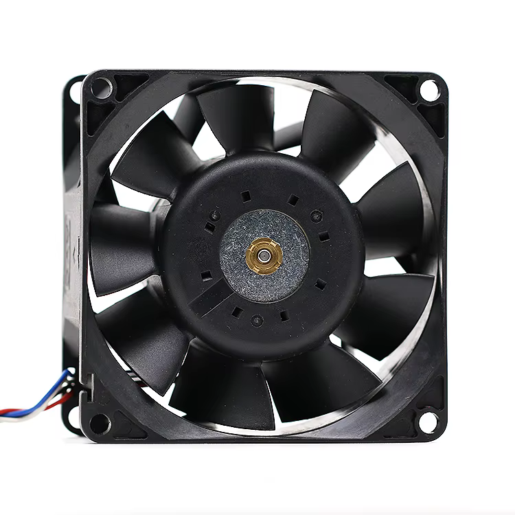 Ventilador instalado en un gabinete de torre media