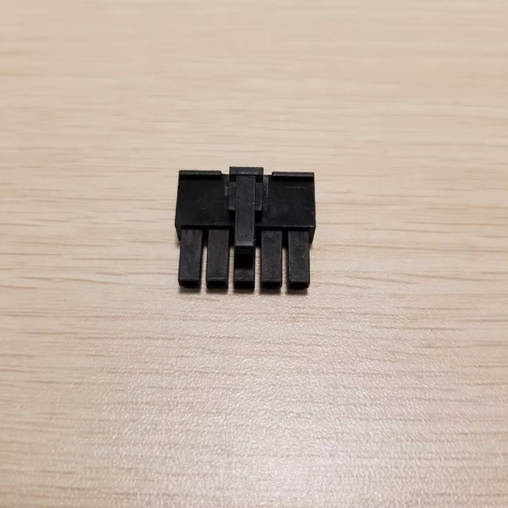 Vista frontal del conector ATX macho vertical