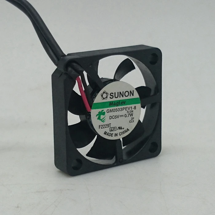 Ventilador instalado en una placa PCB, mostrando el conector de 2 pines