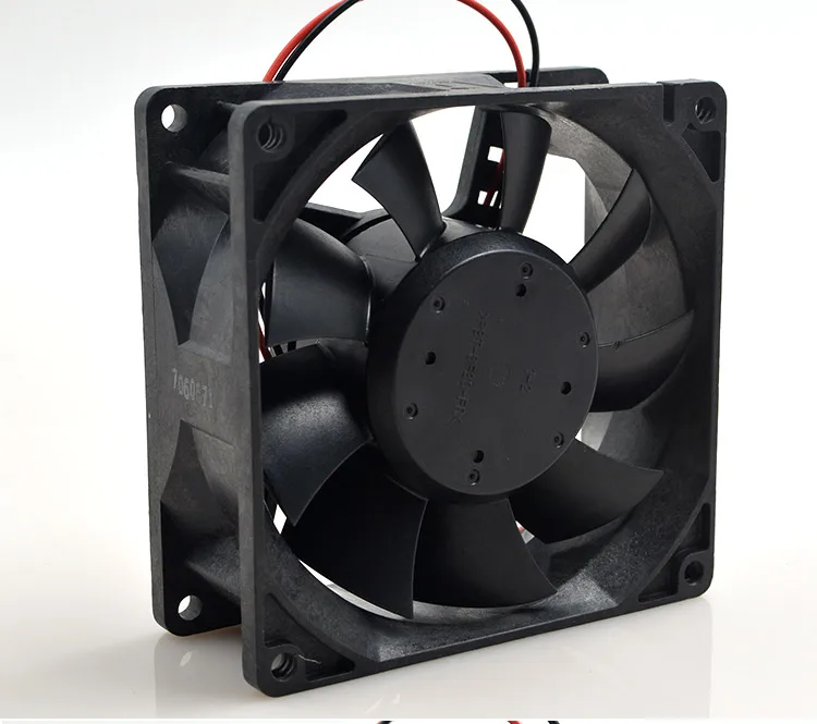 Ventilador en prueba de rociado de agua demostrando su protección IP68