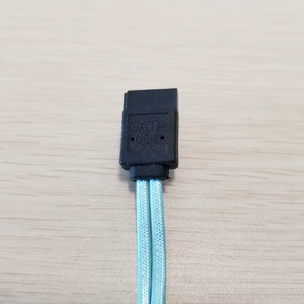 Cable SATA azul en contexto de instalación