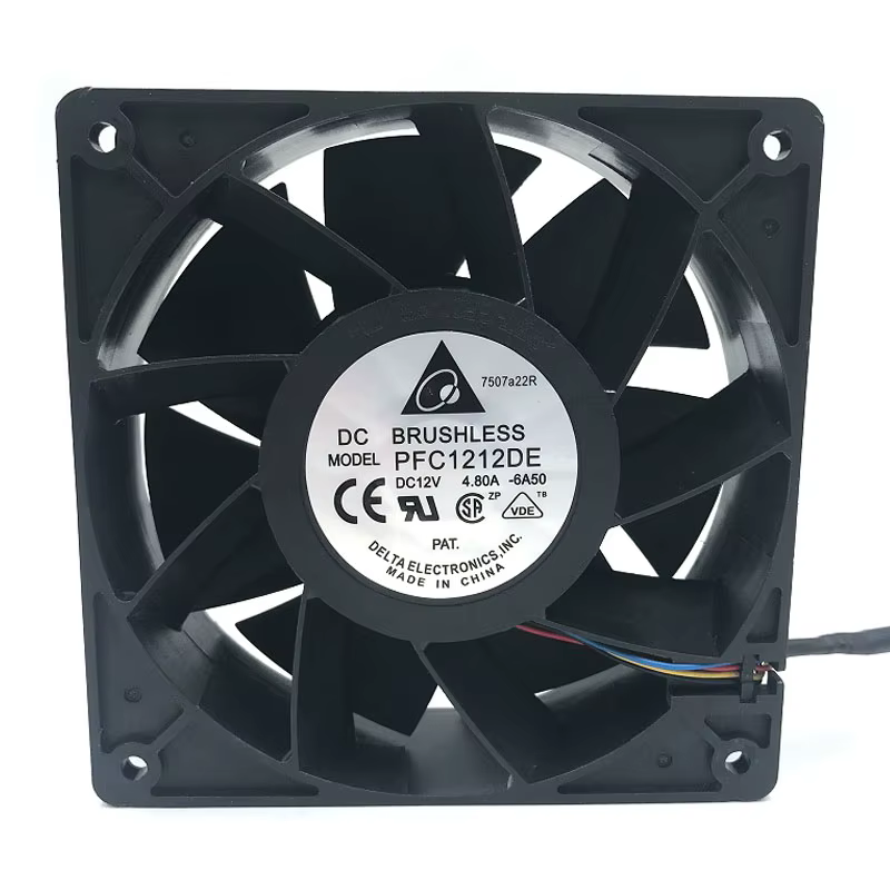 Ventilador instalado en una base de prueba, mostrando el flujo de aire