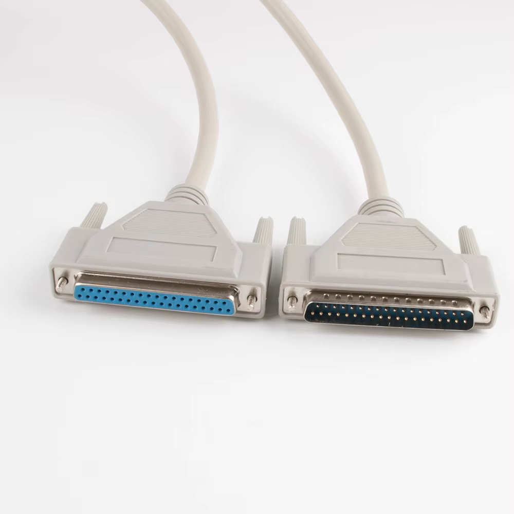 Detalle de contactos plateados del conector DB37