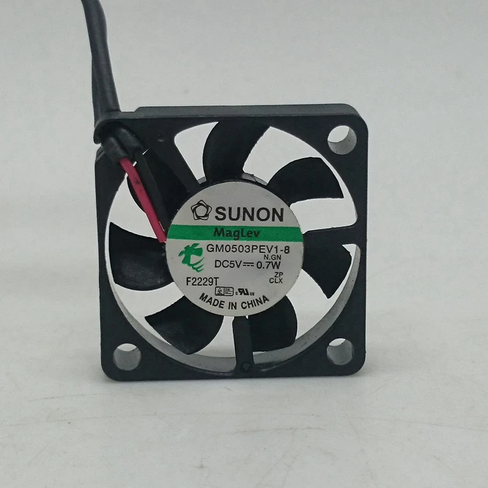 Vista frontal del ventilador Sunon GM0503PEV1-8 mostrando las aspas y el marco de 30 × 30 mm