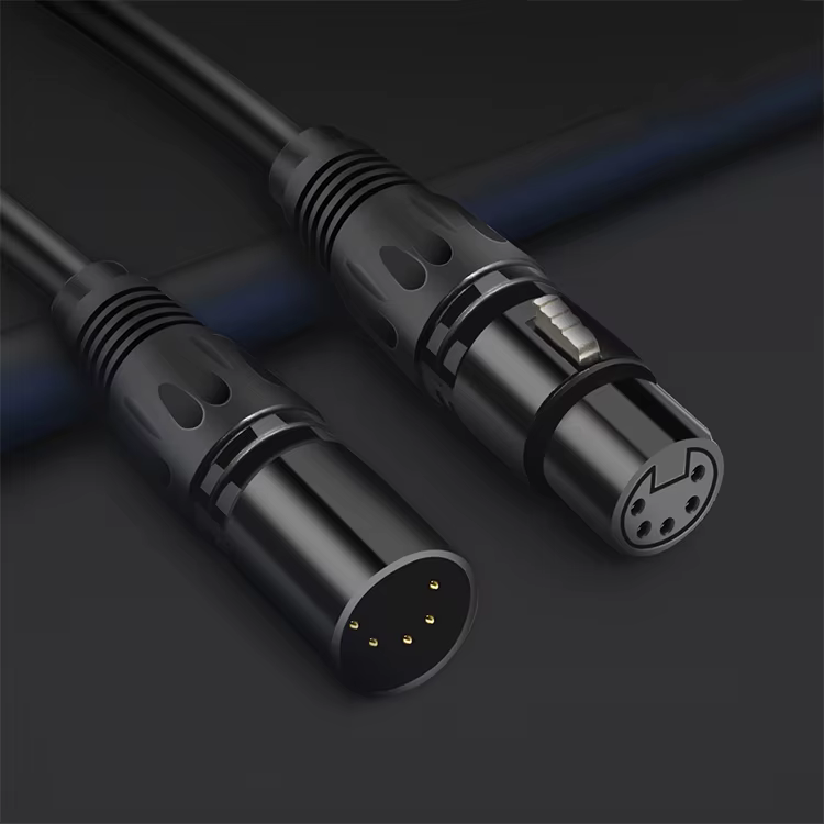 Cable XLR de 5 pines mostrando su construcción robusta