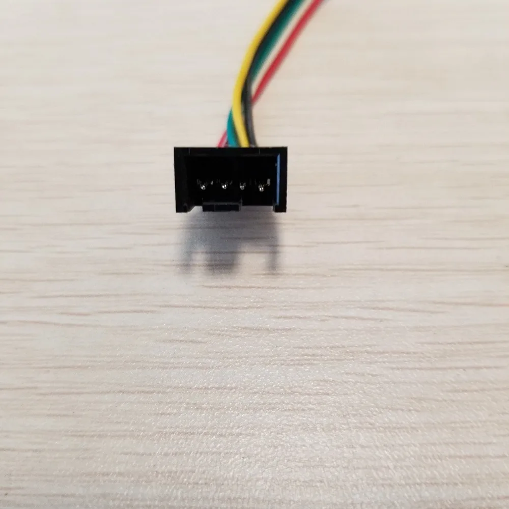 Detalle del conector de 4 pines en primer plano