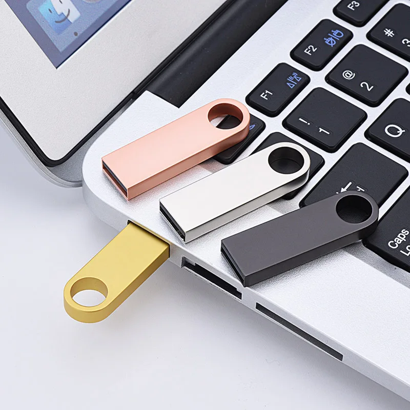 Pendrive USB metálico en vista frontal