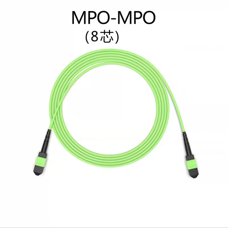Cable de fibra óptica MPO instalado en entorno de telecomunicaciones