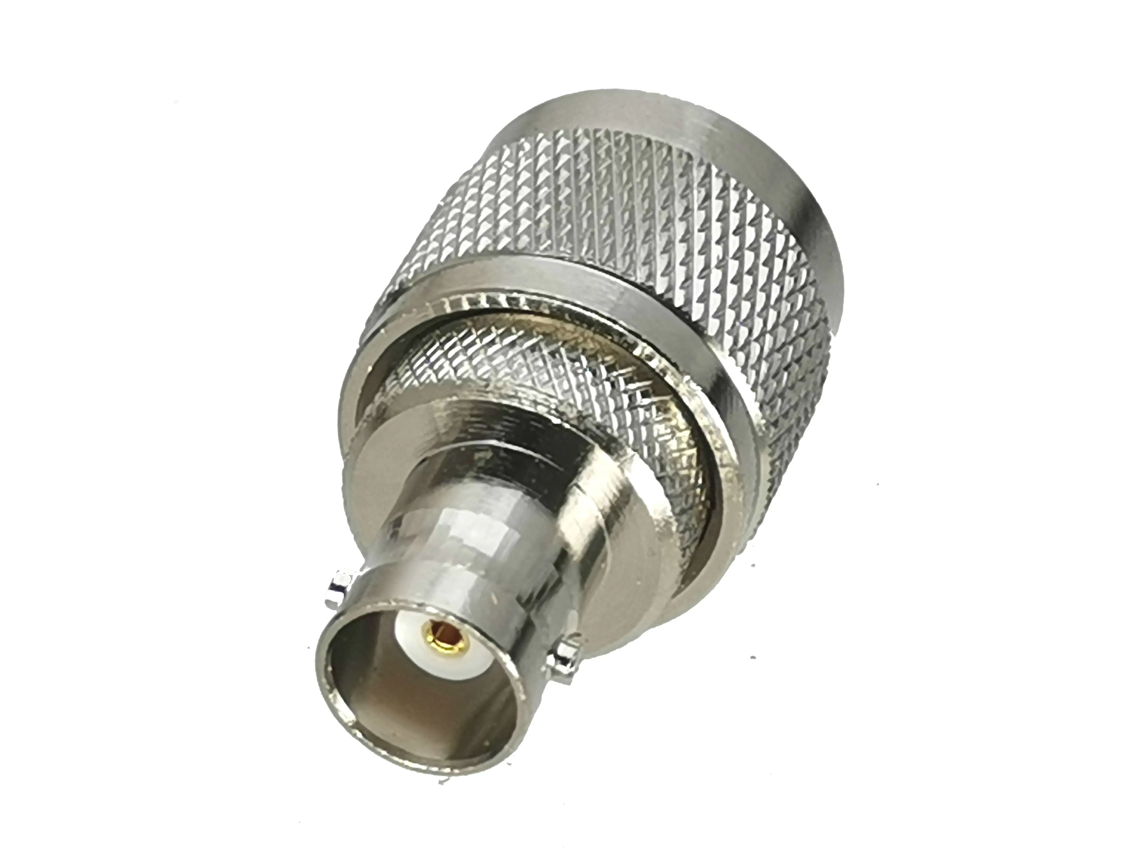 Detalle de rosca del adaptador BNC hembra a UHF PL259 macho