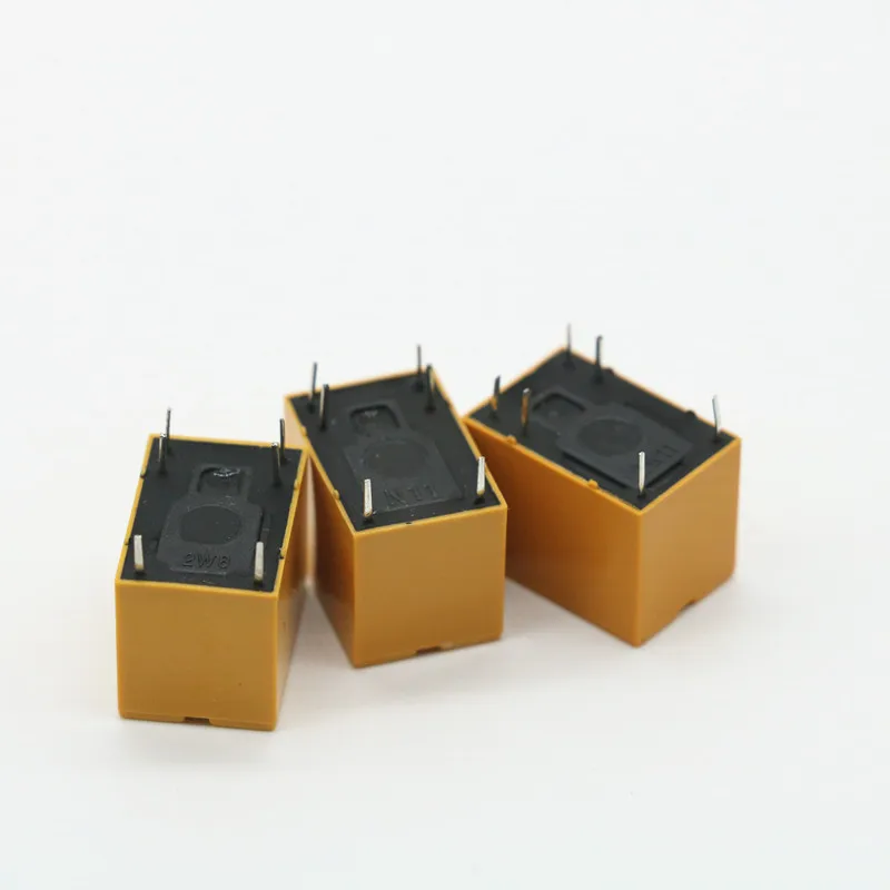 Mini relé HK4100F en escala con fuente de referencia