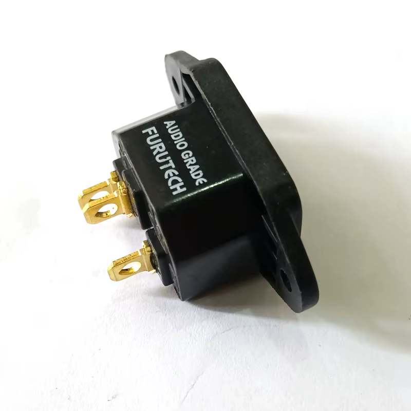 Enchufe hembra IEC de latón dorado para audio HIFI