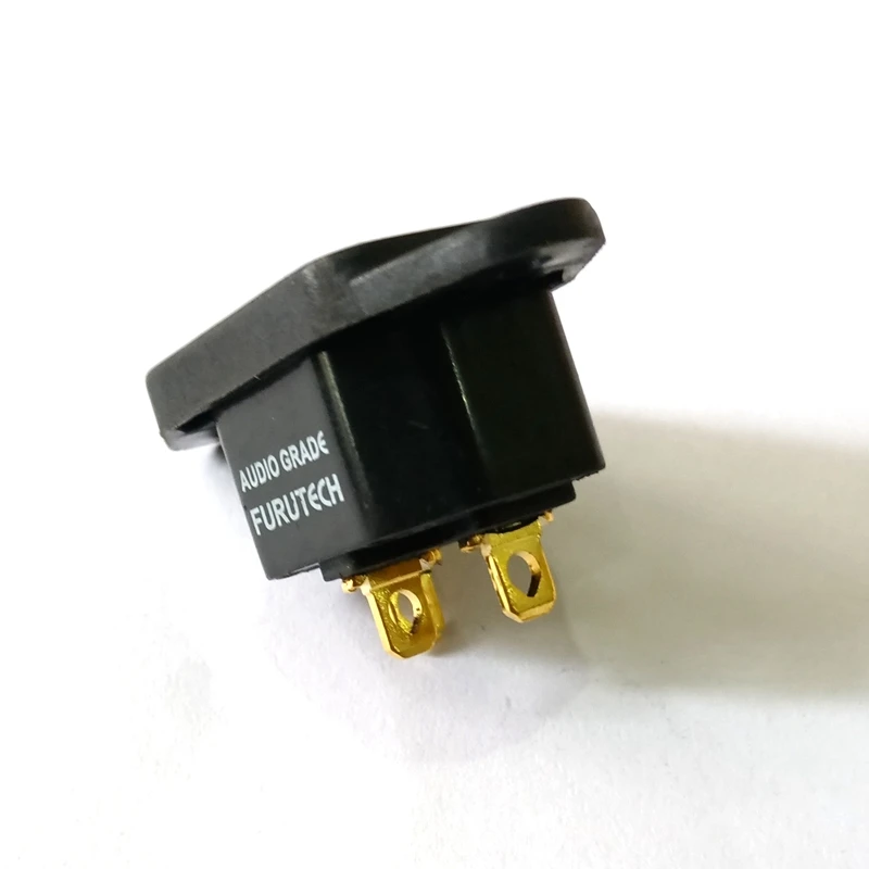 Detalle del conector IEC chapado en oro