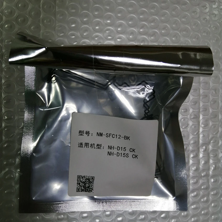 Clip de metal Noctua NM-SFC12-BK vistas frontal y lateral