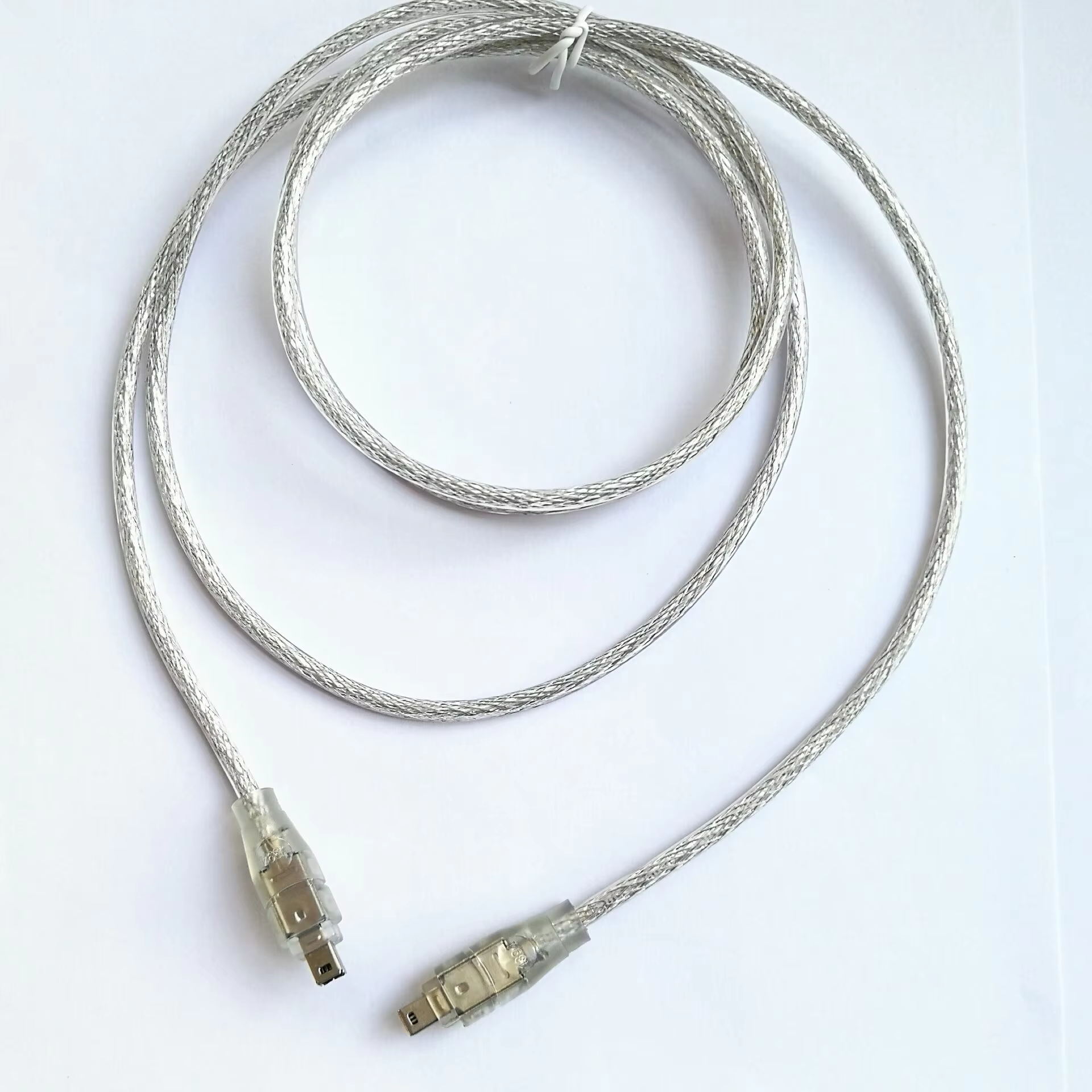Cable FireWire conectando cámara y PC