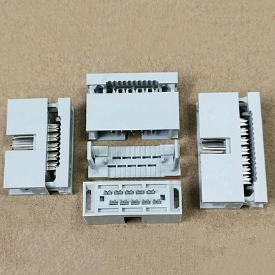 Conector IDC hembra instalado sobre un cable plano de múltiples conductores