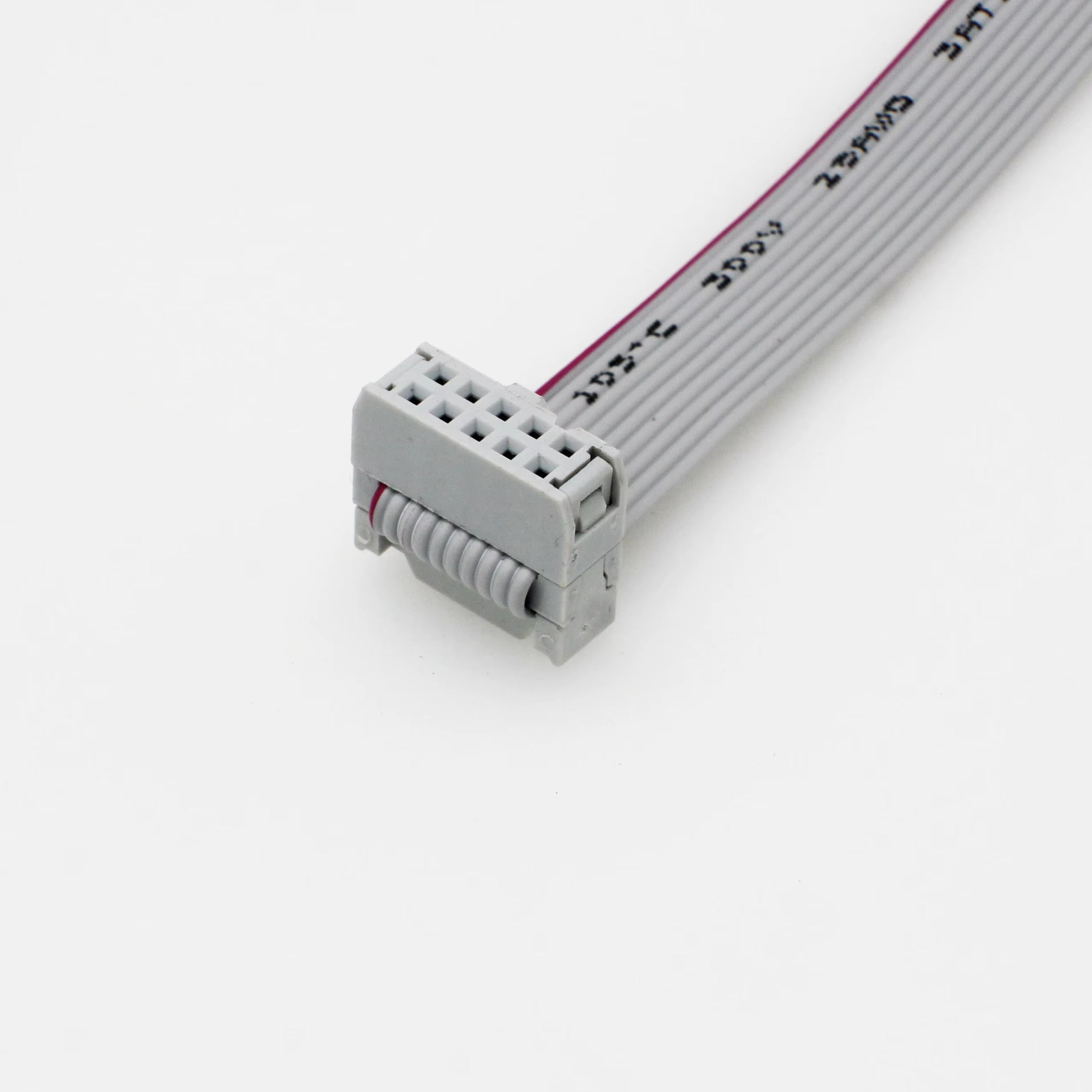 Detalle del conector IDC en color blanco