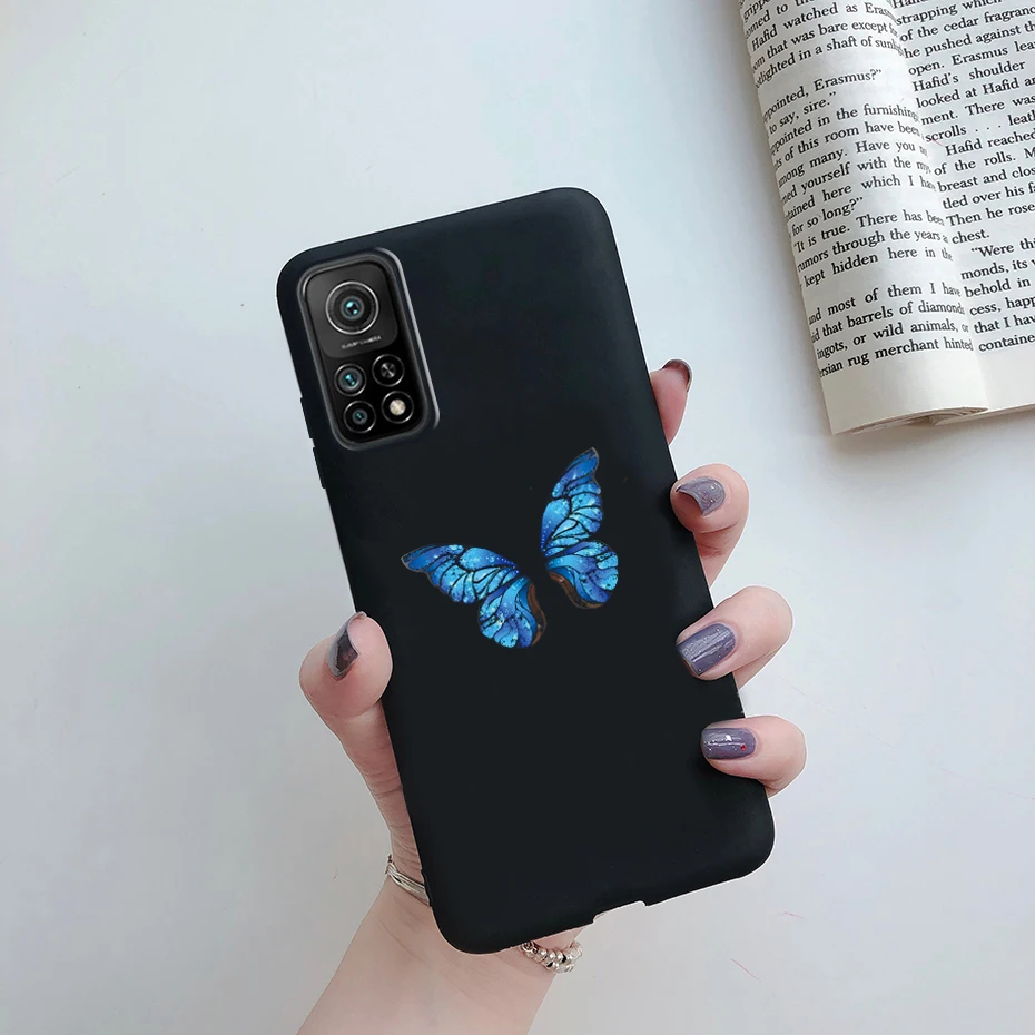 Mano colocando la funda sobre el teléfono mostrando facilidad de ajuste