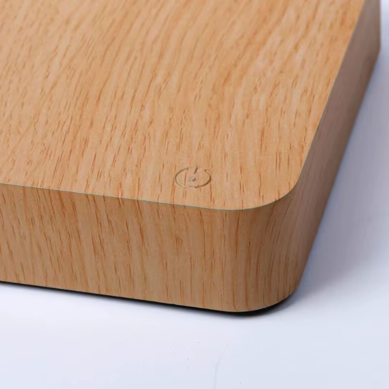 Detalle de la base y su adaptador de corriente