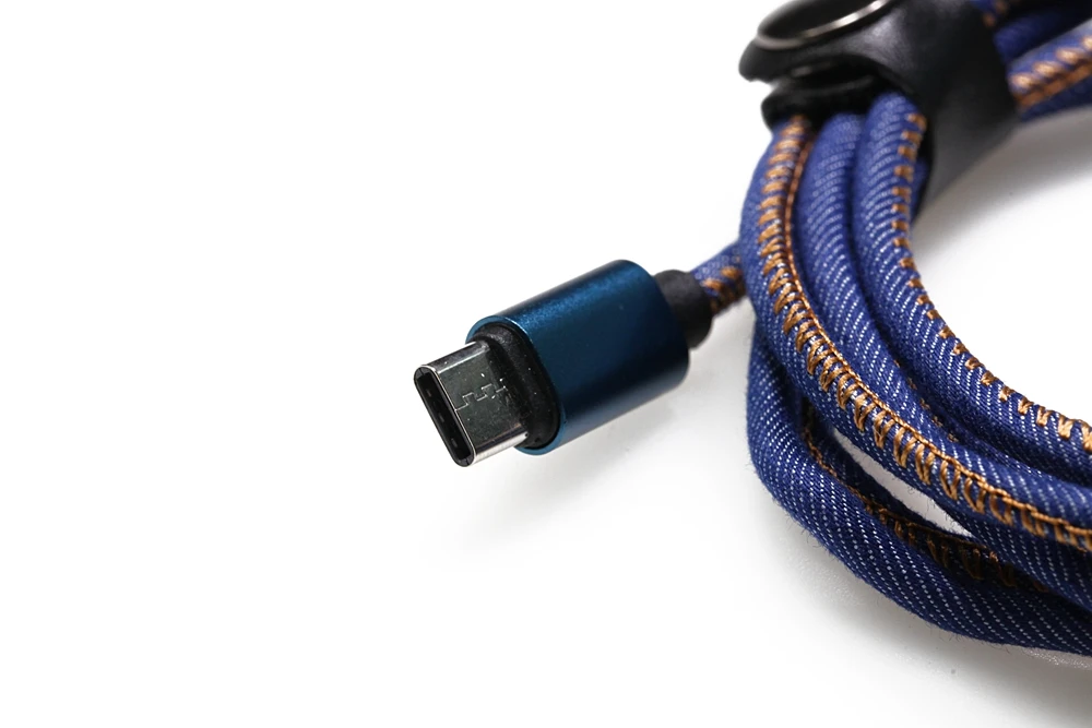 Detalle de puertos USB-C y Micro USB