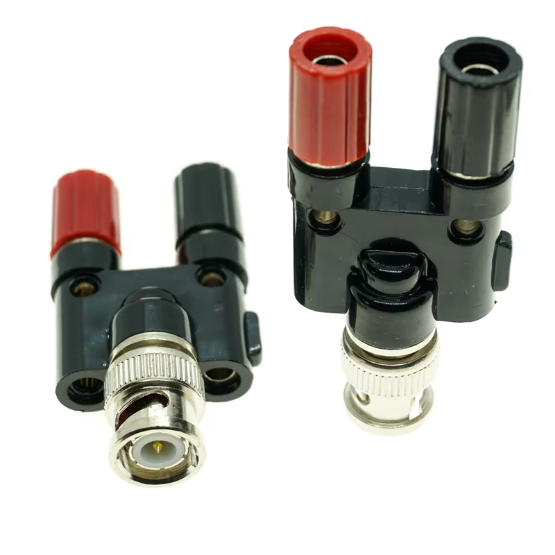 Detalle del jack coaxial y conectores Banana