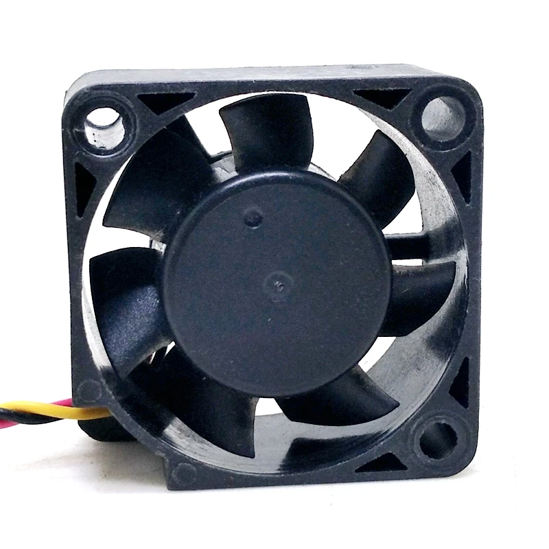 Detalle del conector de 3 cables y el sello del modelo
