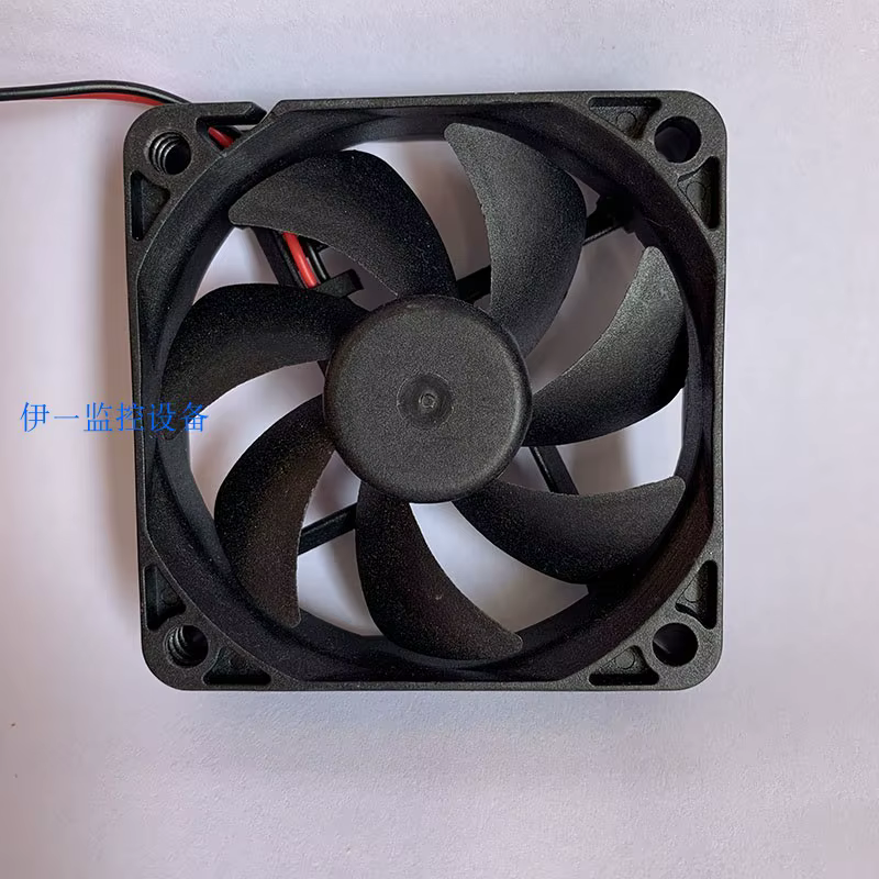 Ventilador en funcionamiento dentro de un gabinete de ordenador