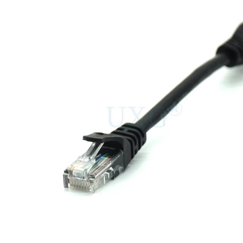Cable Ethernet UXG RJ45 corto de 15 cm mostrando los conectores