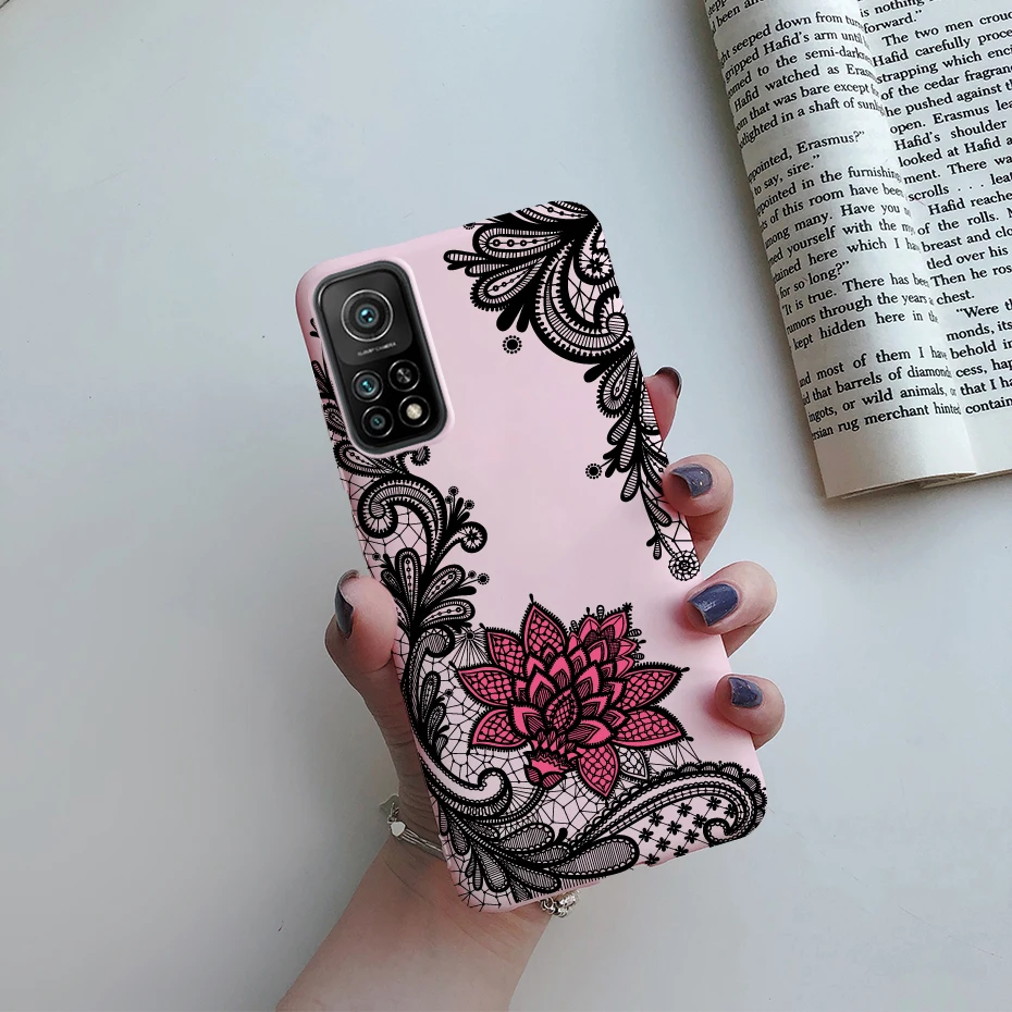 Detalle de los bordes elevados y textura mate de la funda sobre una superficie gris