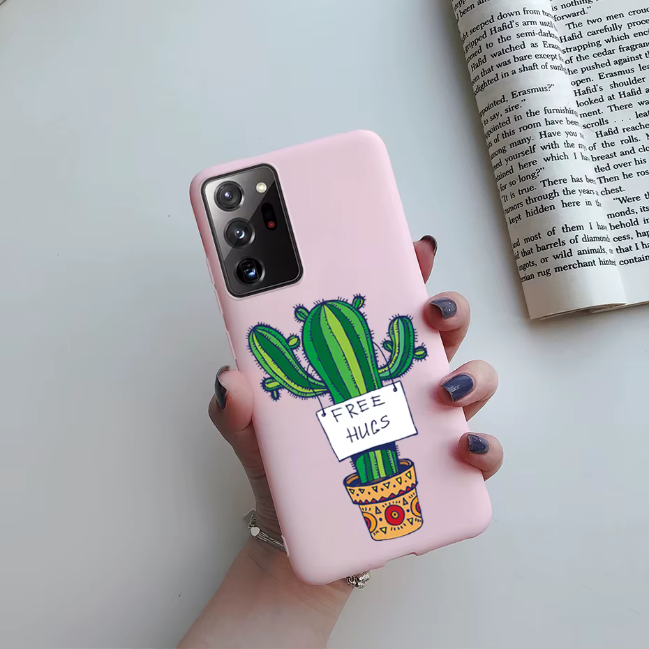Funda con dibujos animados en mano