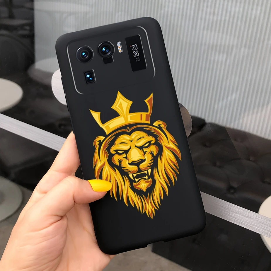 Funda en tono azul eléctrico mostrando la cámara trasera descubierta