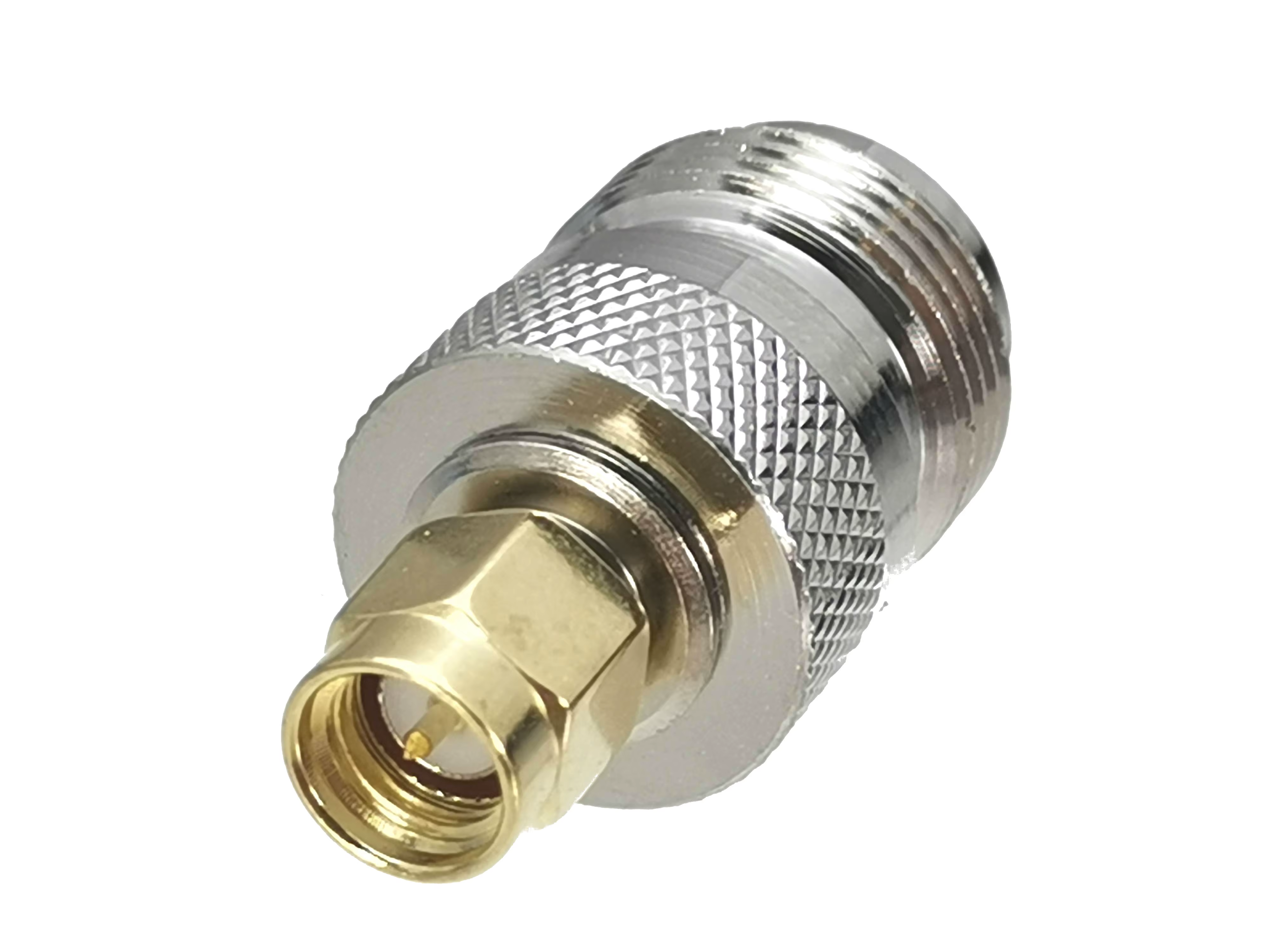 Detalle del conector coaxial niquelado