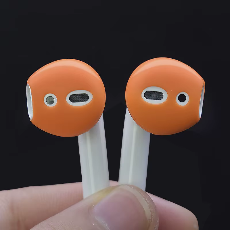 Funda aplicada en AirPods reales