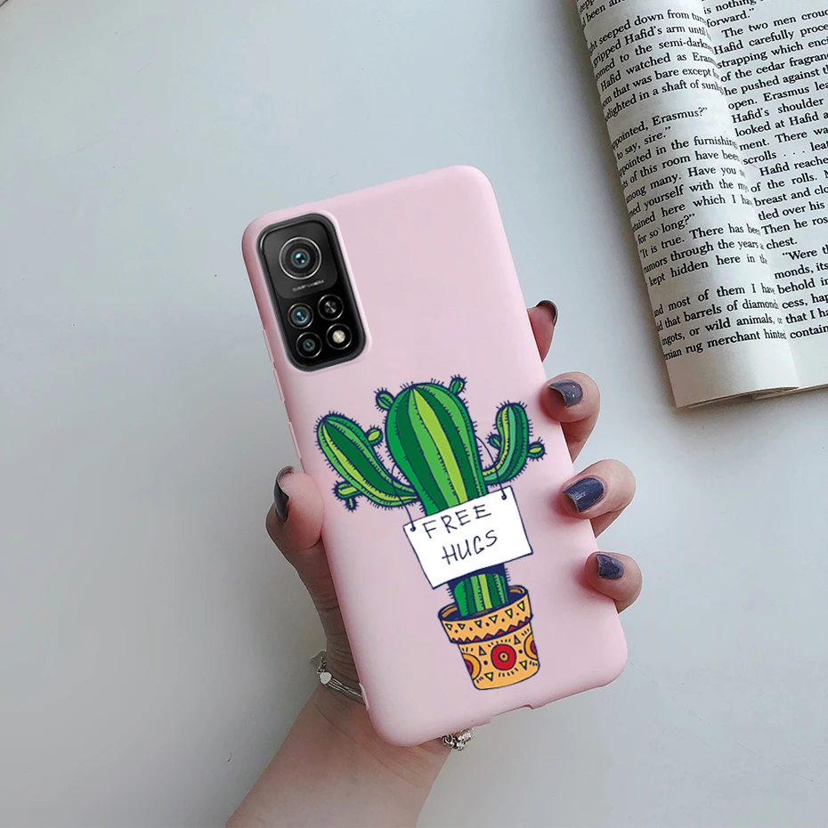 Vista frontal de la funda negra mate ajustada al Xiaomi Mi 10 T Pro mostrando los recortes precisos para cámara y puertos