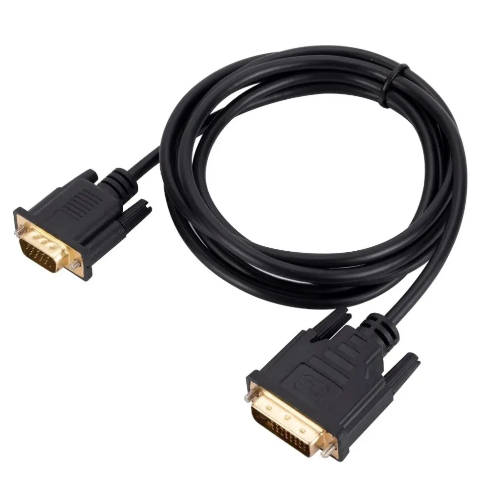 Equipo en escritorio con cable conectado